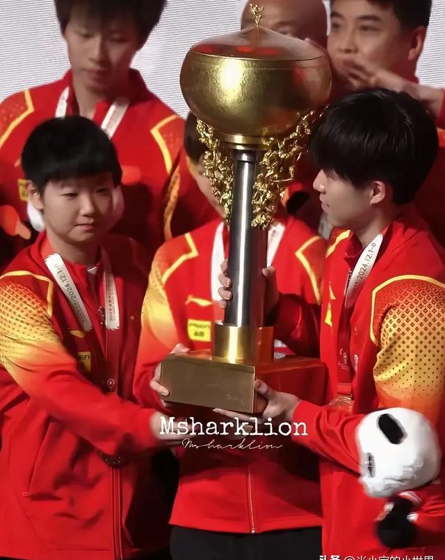 比赛结束后球员热情拥抱，庆祝胜利