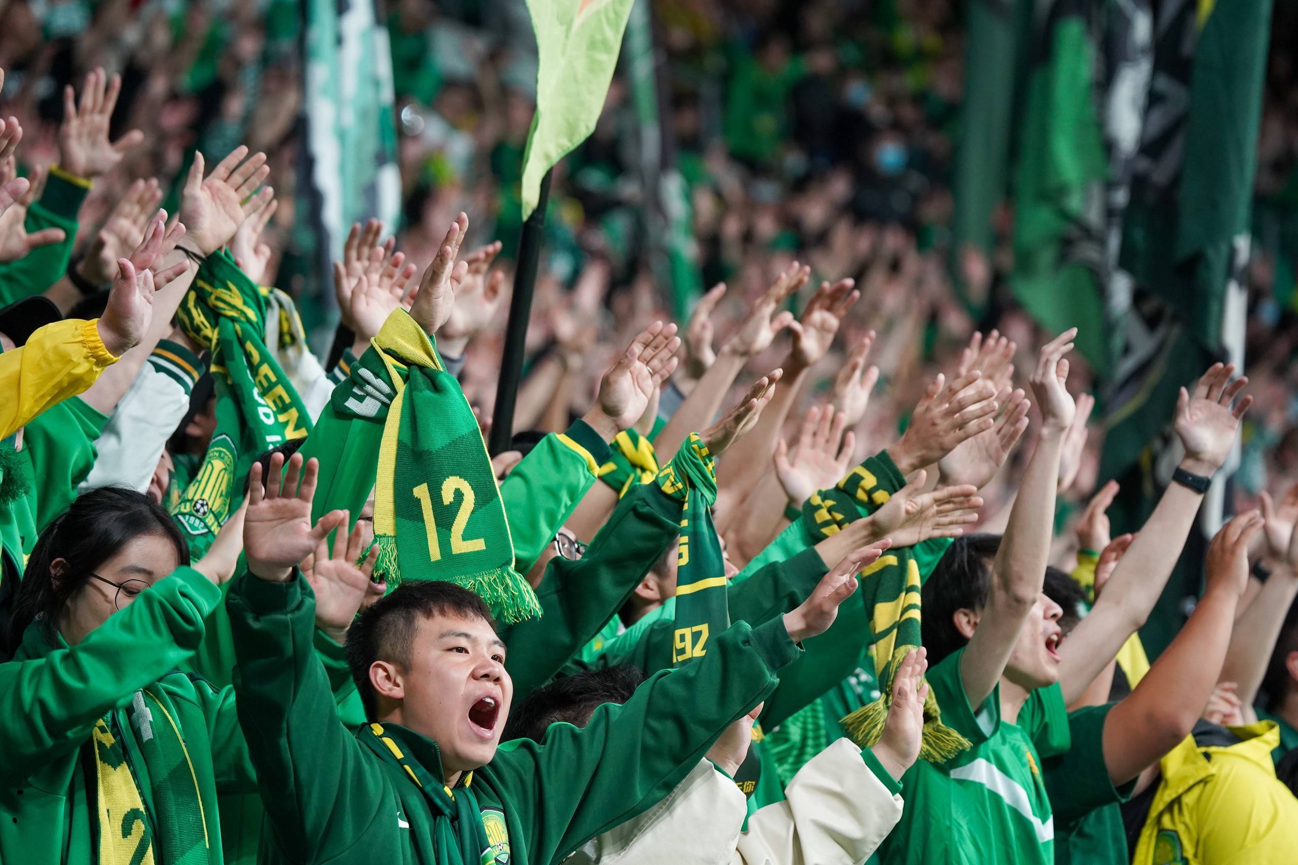 球迷疯狂助威，现场气氛动人
