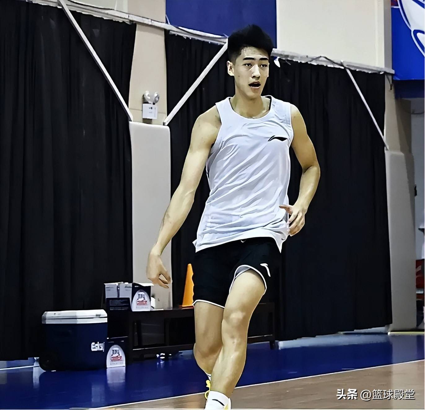 法兰克福主教练赛后点评球员表现，肯定努力的简单介绍