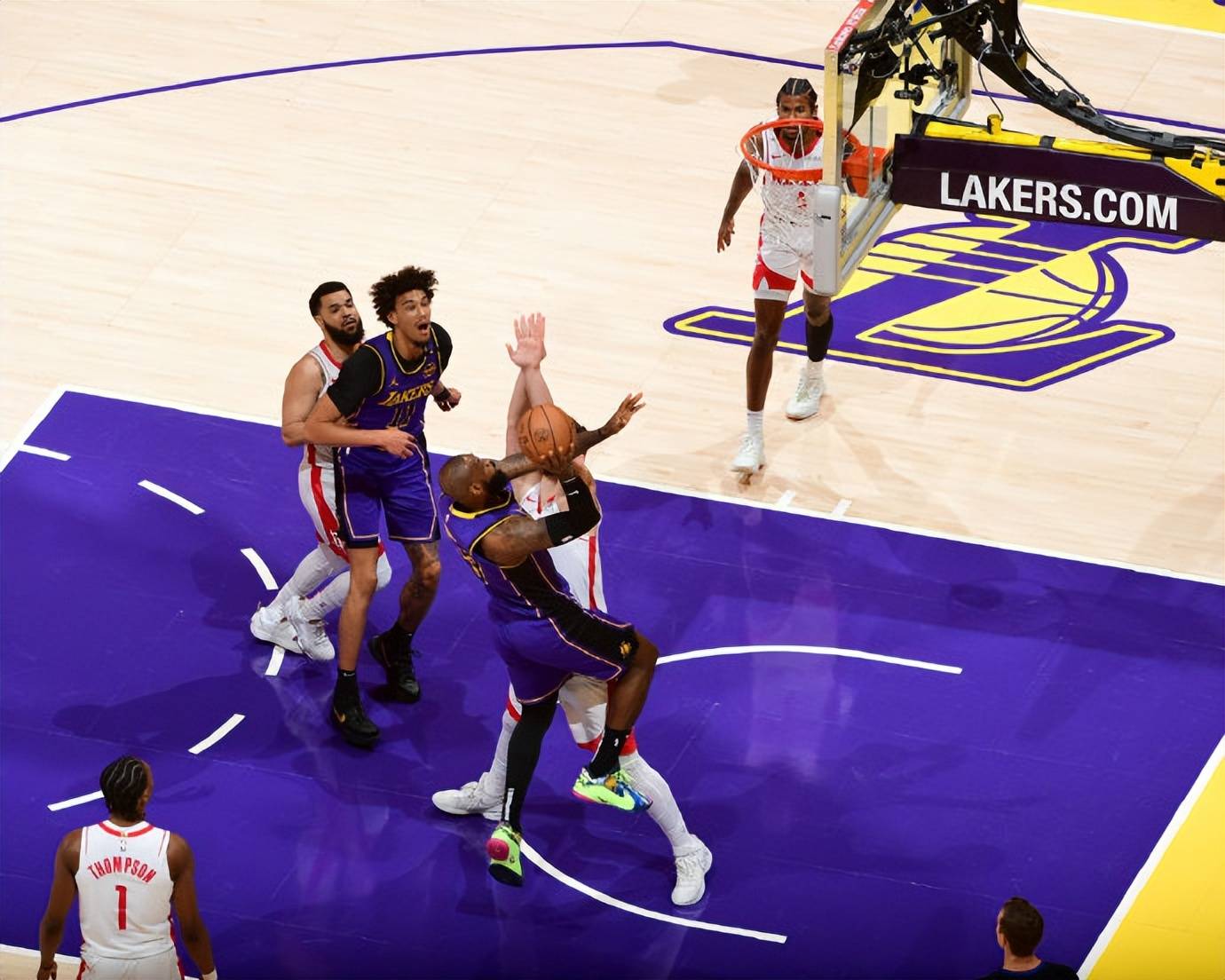 湖人队全明星球员因伤缺阵，球队战力下降的简单介绍