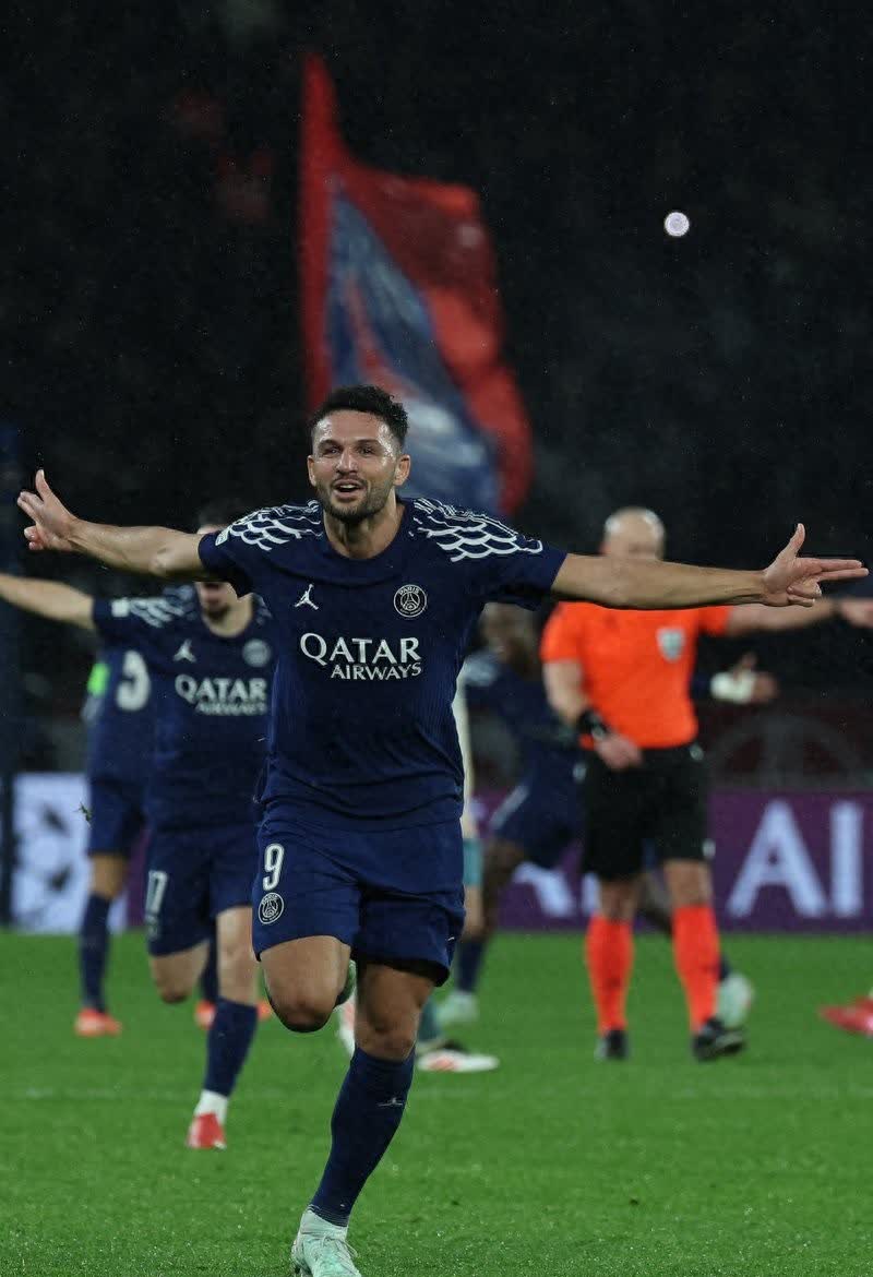 关于巴黎圣日耳曼主场击败阿贾克斯，领跑小组！的信息