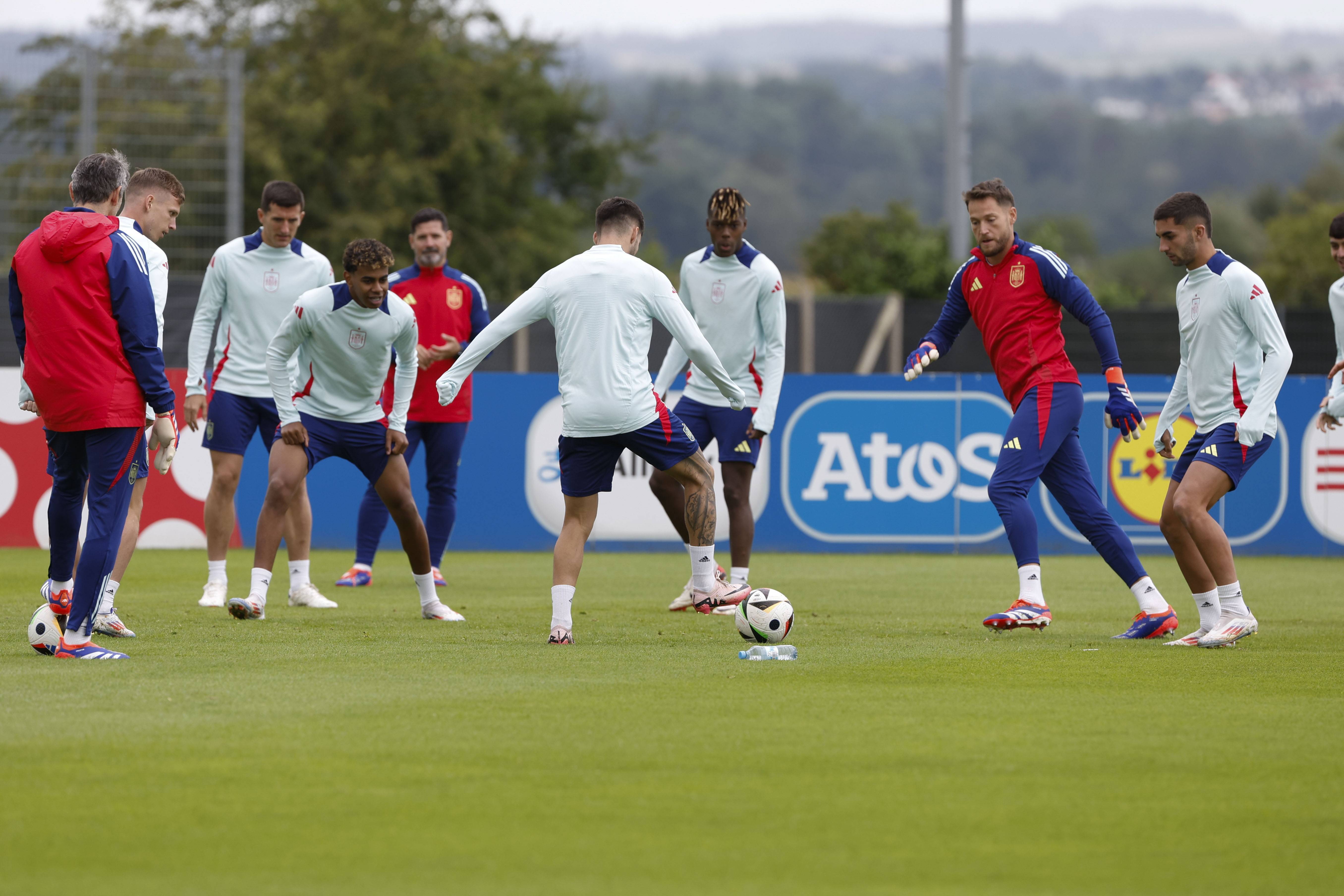 包含西班牙队员备战积极面对困难的词条