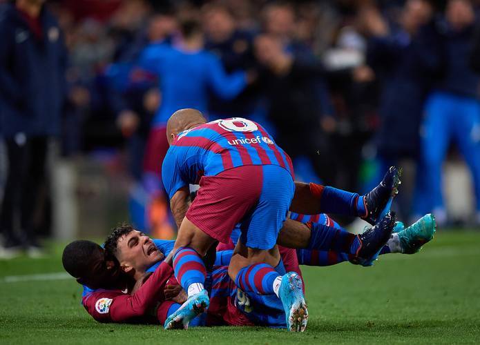 关于巴塞罗那取得轻松胜利，球迷欢呼不已的信息