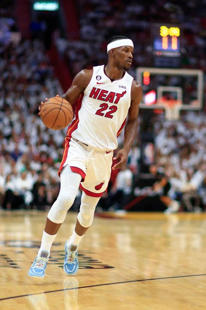 包含热火后卫吉米·巴特勒斩获总决赛最佳表现球员奖的词条