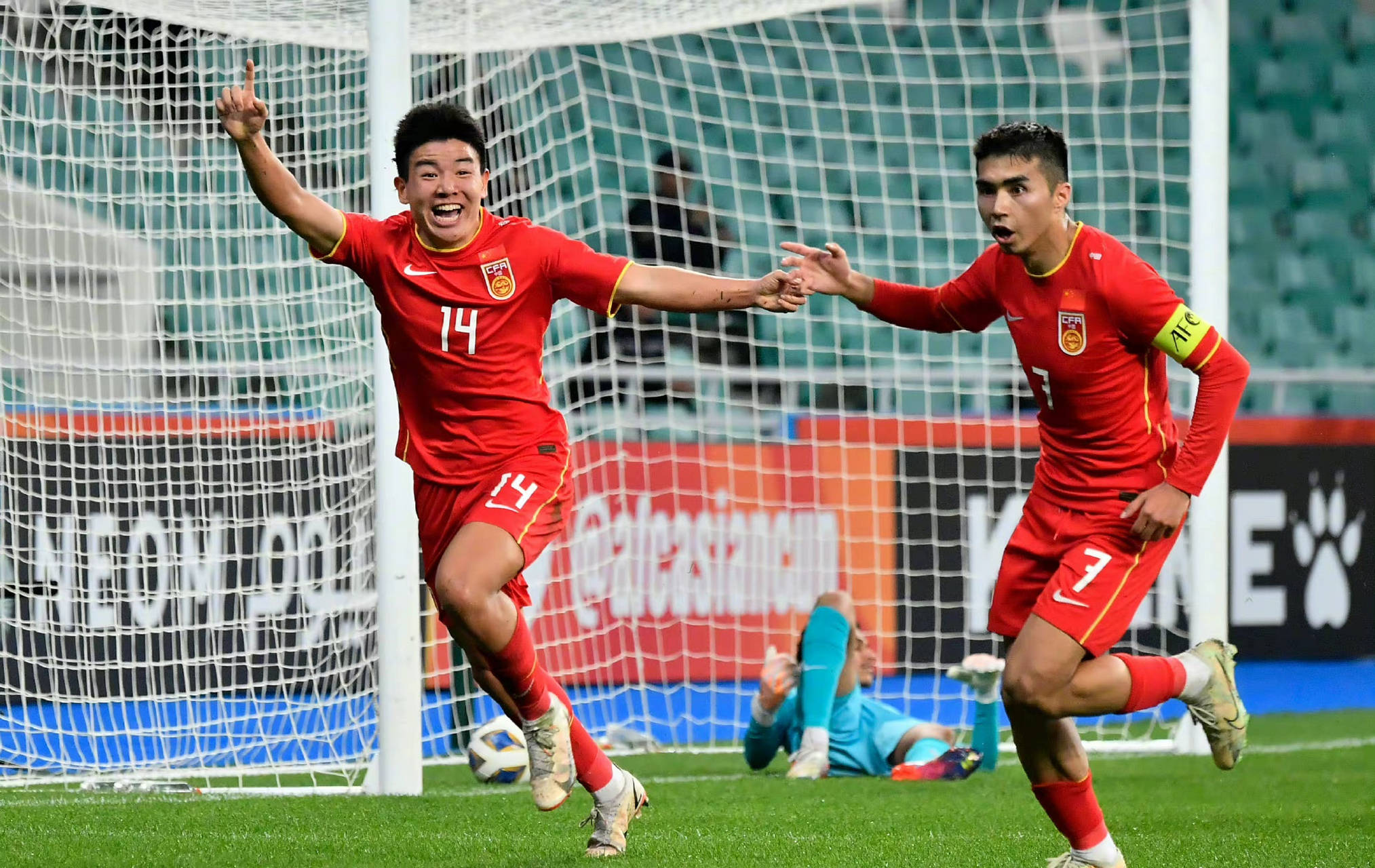 亚洲两支球队在激烈比赛中争锋相对的简单介绍