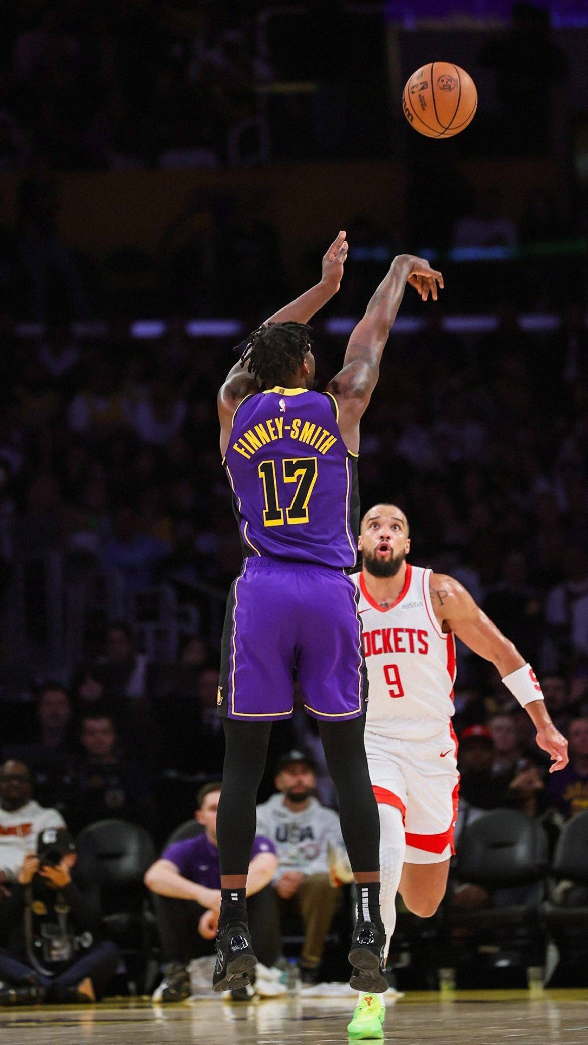 关于湖人主场胜出，维持连胜势头的信息