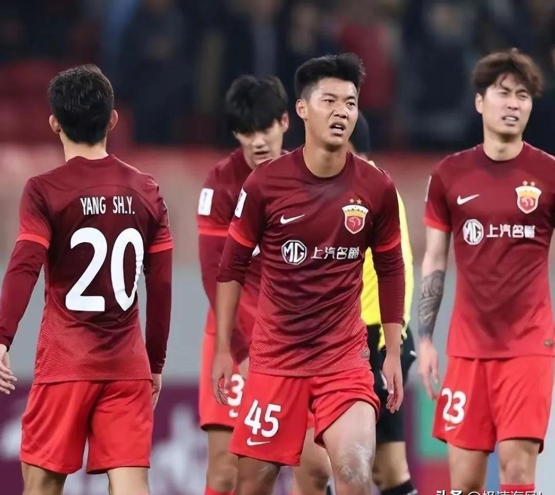 亚洲足坛精英在激烈角逐中争分夺秒