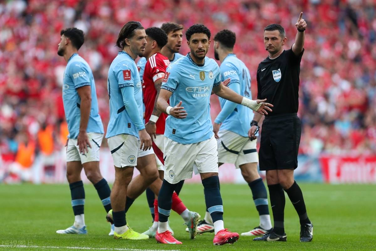 曼城客场战平狼队，保持领先优势
