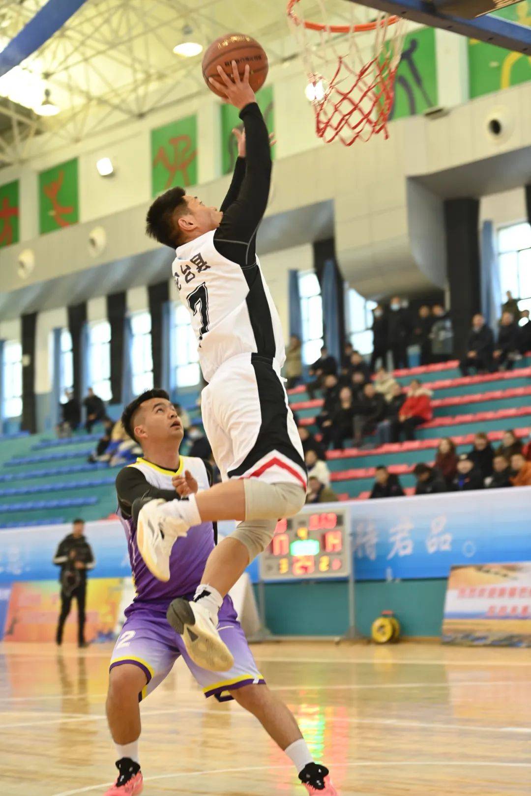 包含篮球赛场彰显风采，全队团结拼搏追逐胜利的词条