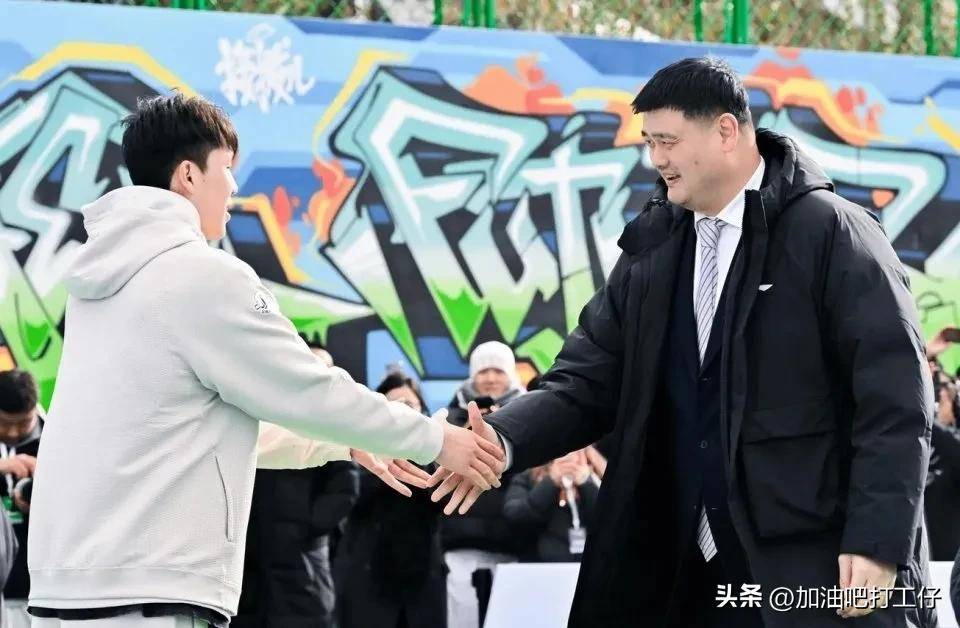 包含姚明现身球场观战比赛，为中国队加油助威的词条