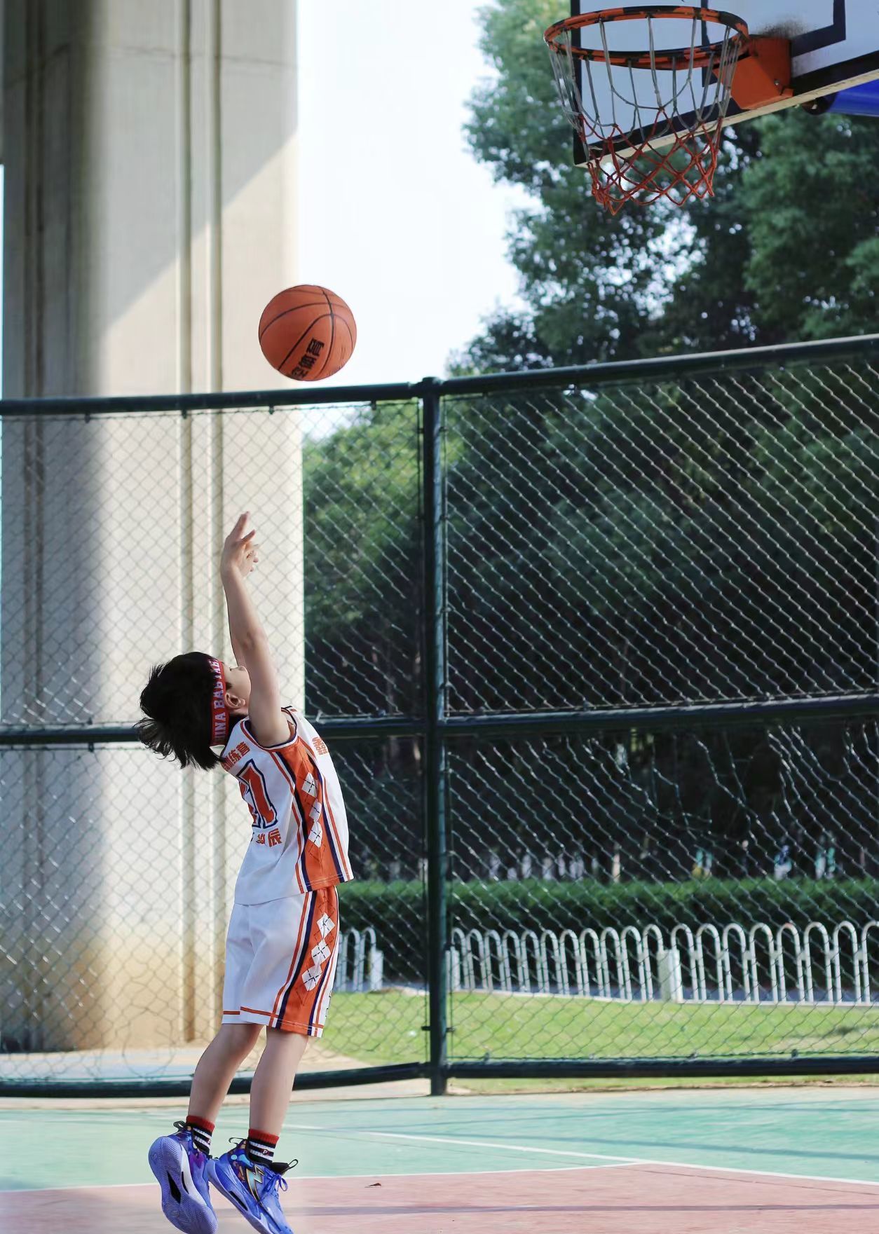 包含球迷欢欣鼓舞，热爱篮球不止于比赛的词条