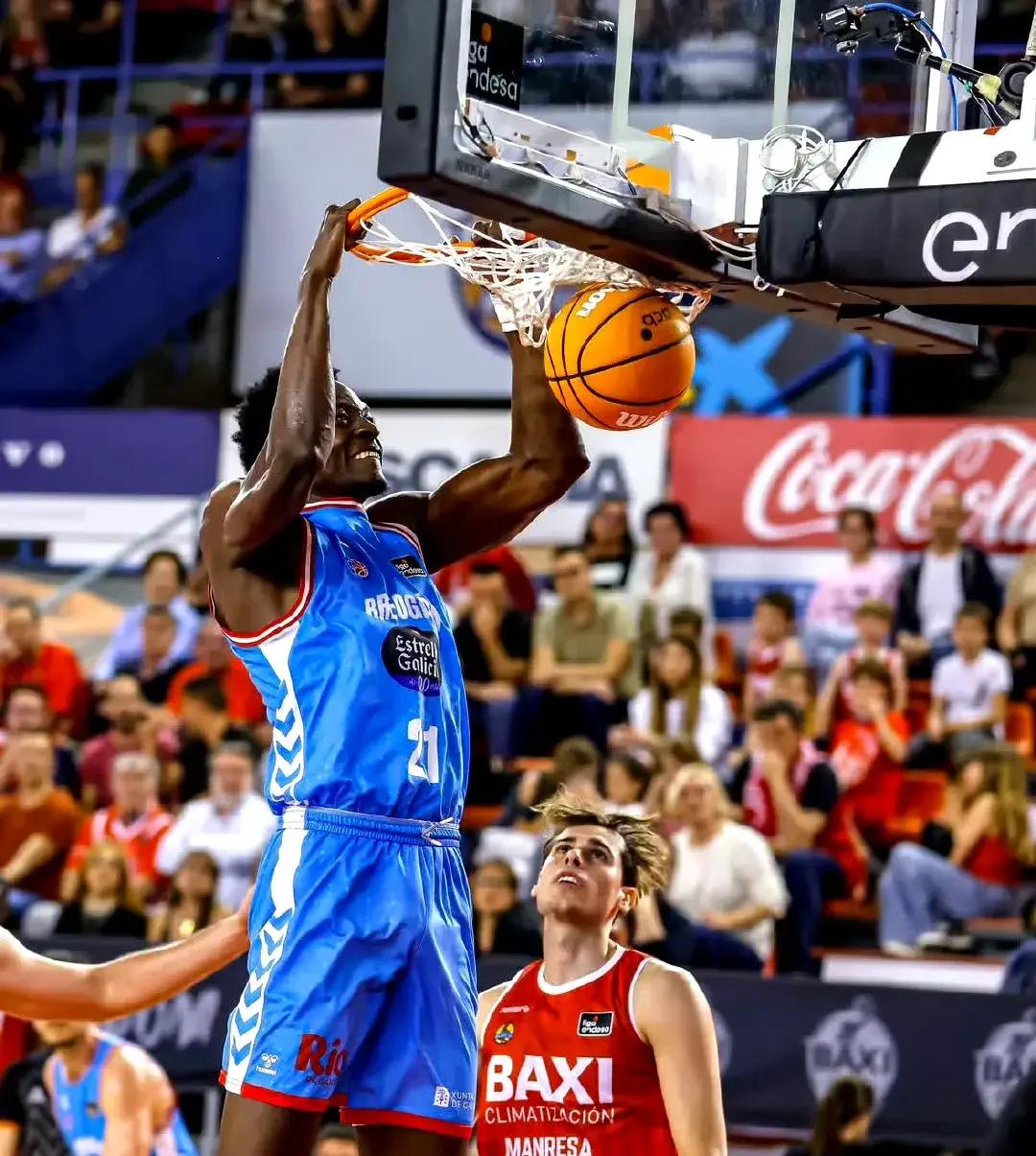 激烈竞技!外援球星火爆争夺