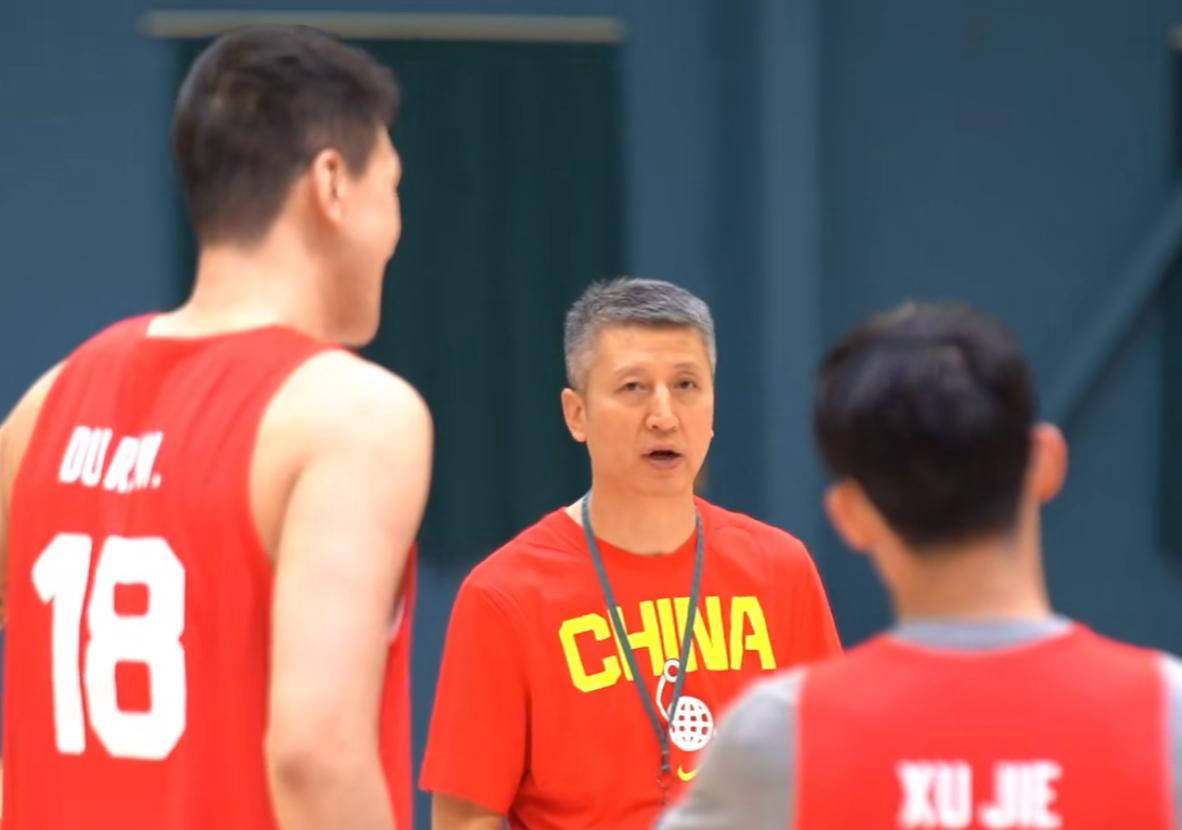 球队新秀表现抢眼，获得主教练称赞