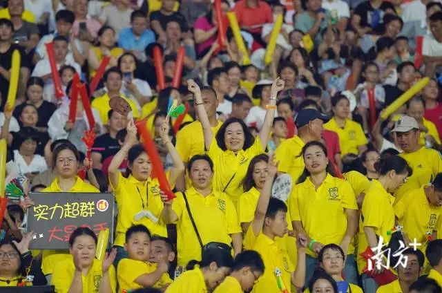 激烈的足球比赛让球迷热情高涨