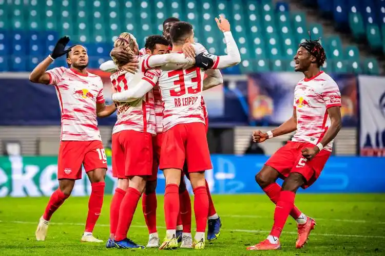 莱比锡红牛队员们顽强拼搏，夺得胜利！