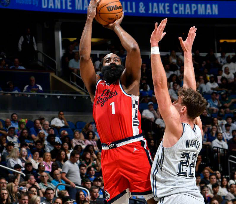 包含马里加主场艰难获胜，取得关键三分的词条