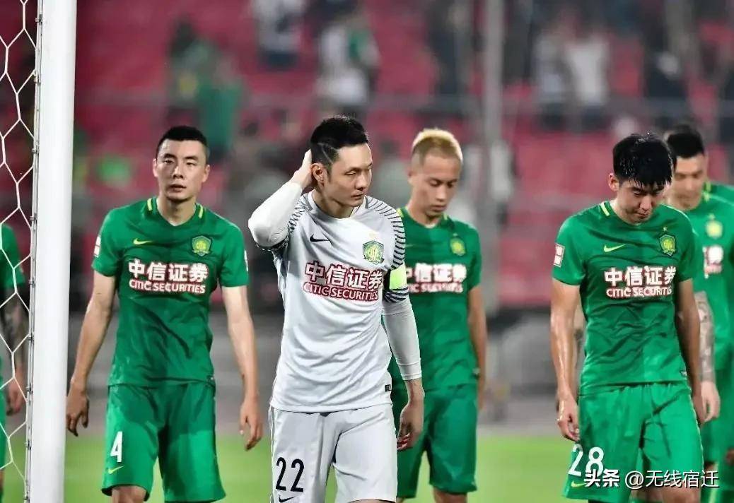 比赛中惨遭红牌，国安将士遭遇困境