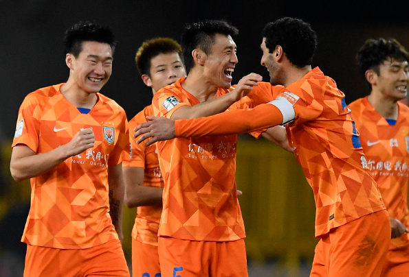 山东鲁能客场输给上海上港，失去领先优势