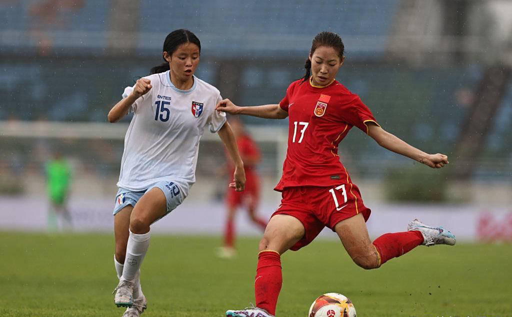 中国女足队员展现出色技术，获得胜利