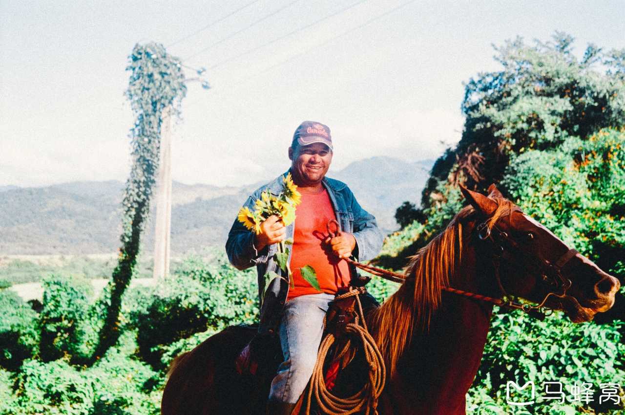 古巴马拉松选手突破个人最好成绩，突围