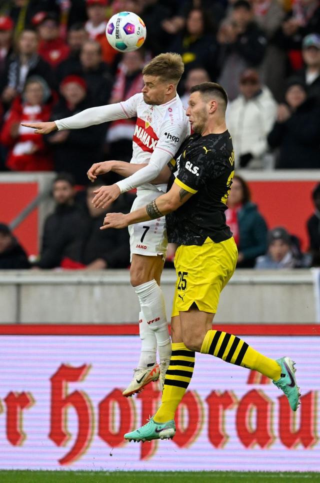 包含捷尔和斯图加特交锋：一场胜负之战！的词条