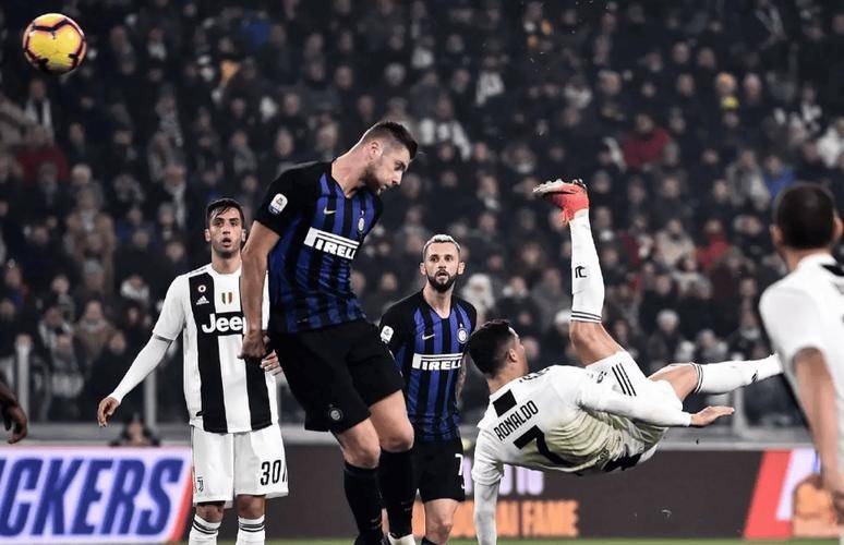 帕尔马后腰发动快速反击，制造险些进球的简单介绍