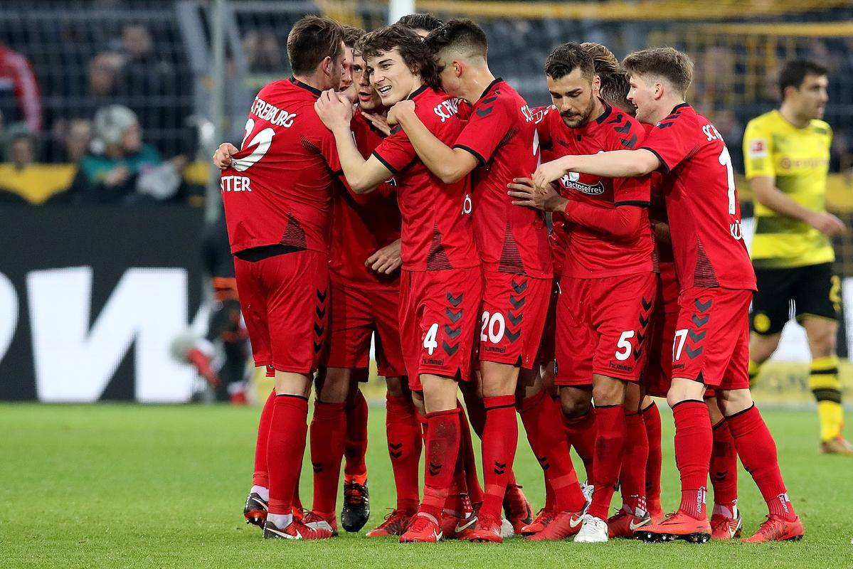 弗赖堡主场大胜德甲积分榜暂时领跑