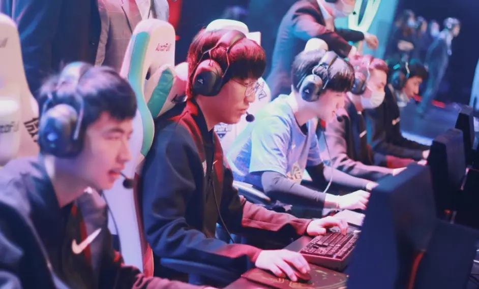 关于MAD血洗DRX，Peanut线上压制力十足宿命之战成都决赛之夜，锁定晋级资格的信息