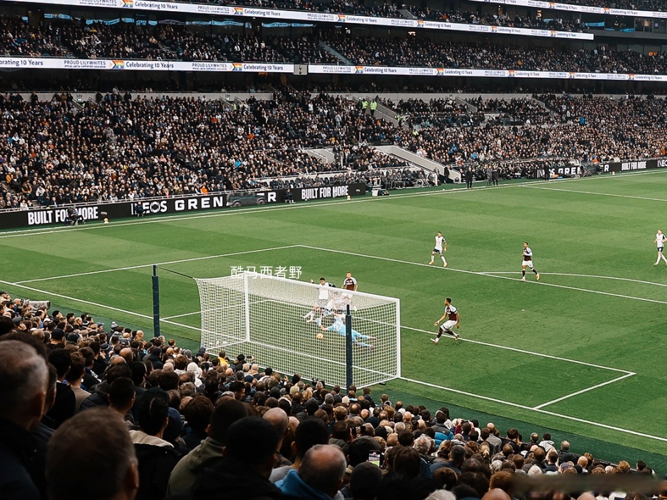 热刺主场取胜继续紧追,英格兰足球联赛前景一片光明 热刺主场取胜继续紧追,英格兰足球联赛前景一片光明