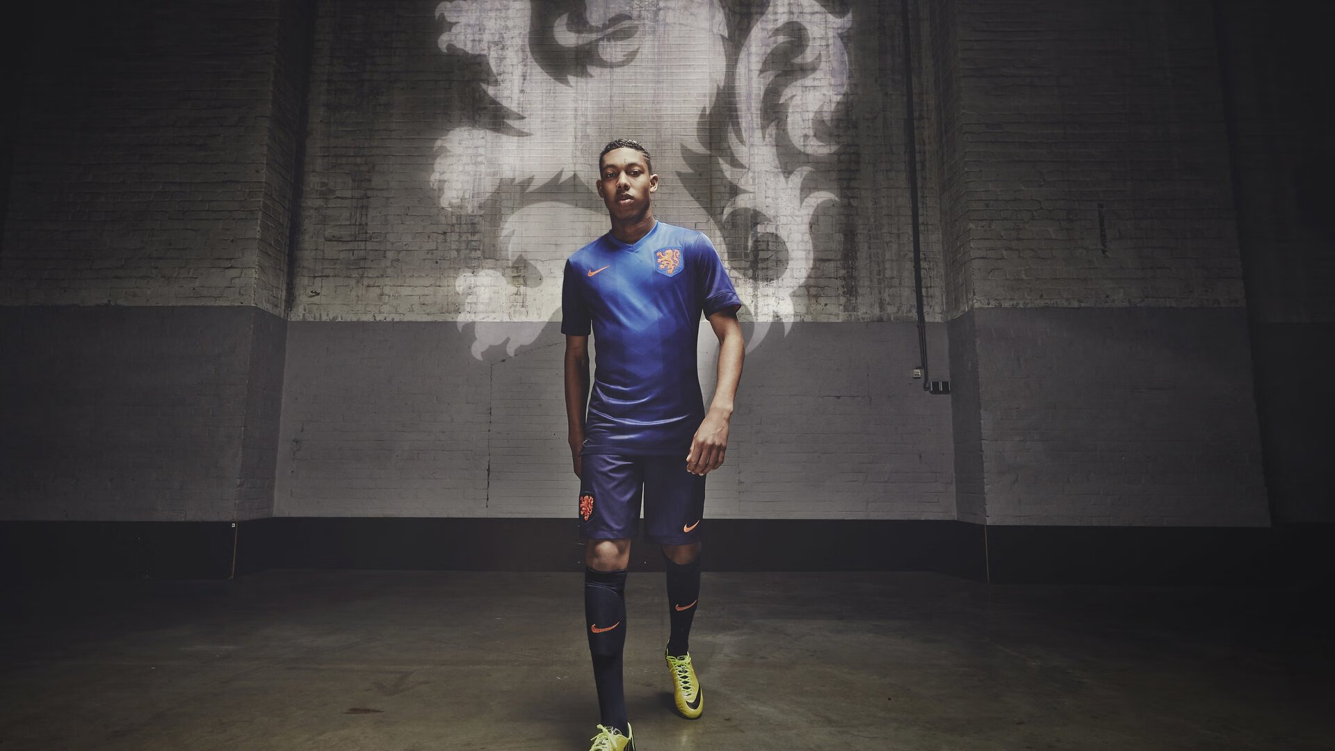 绿茵画布上的伦勃朗与光，荷兰轻取尤文，梅西统治全场